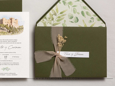 invitacion de boda sencilla y elegante con acuarela de la iglesia en colores verdes oliva