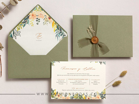 Invitaciones de boda naturales con flores de colores suaves y pasteles
