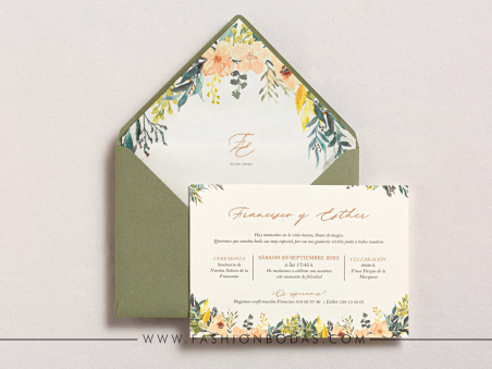 Invitaciones de boda naturales con flores de colores suaves y pasteles