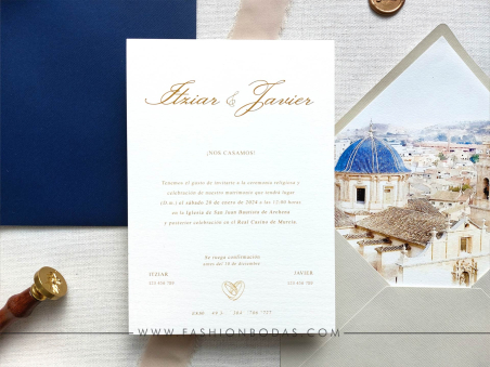 invitacion de boda clásica elegante y sencilla con acuarela de la iglesia en el sobre bonita y barata