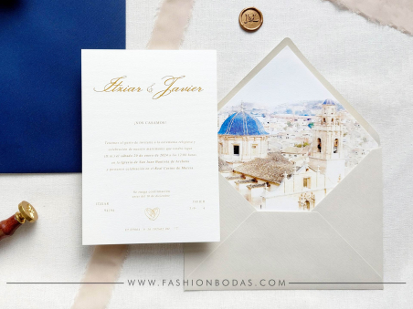 invitacion de boda clásica elegante y sencilla con acuarela de la iglesia en el sobre bonita y barata