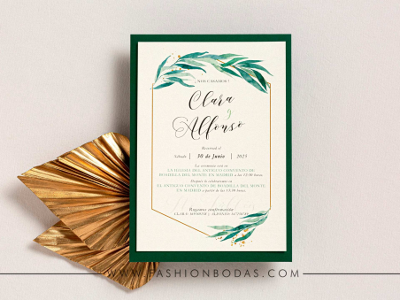 Invitaciones de boda hojas verdes naturales con colores suaves y acuarela sobre y forro a juego