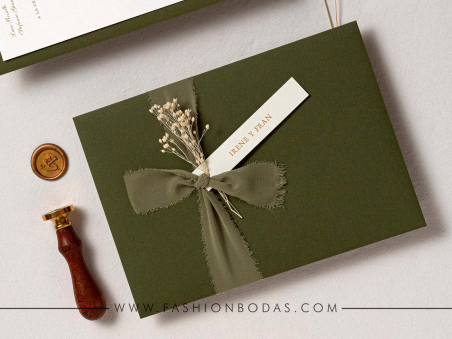 decoración de sobre de invitacion de boda con cinta deshilachada flor preservada y nombres de invitado