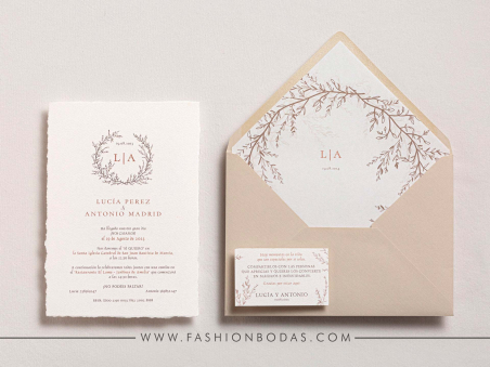 Invitación de boda clásica y elegante con corte artesanal rasgado en cartulina algodón acuarela con corona e iniciales