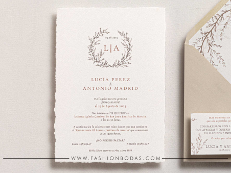 Invitación de boda clásica y elegante con corte artesanal rasgado en cartulina algodón acuarela con corona e iniciales